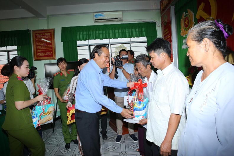 Phó Thủ tướng Thường trực trao 1.000 suất quà Tết cho gia đình chính sách huyện Cần Giuộc - ảnh 1